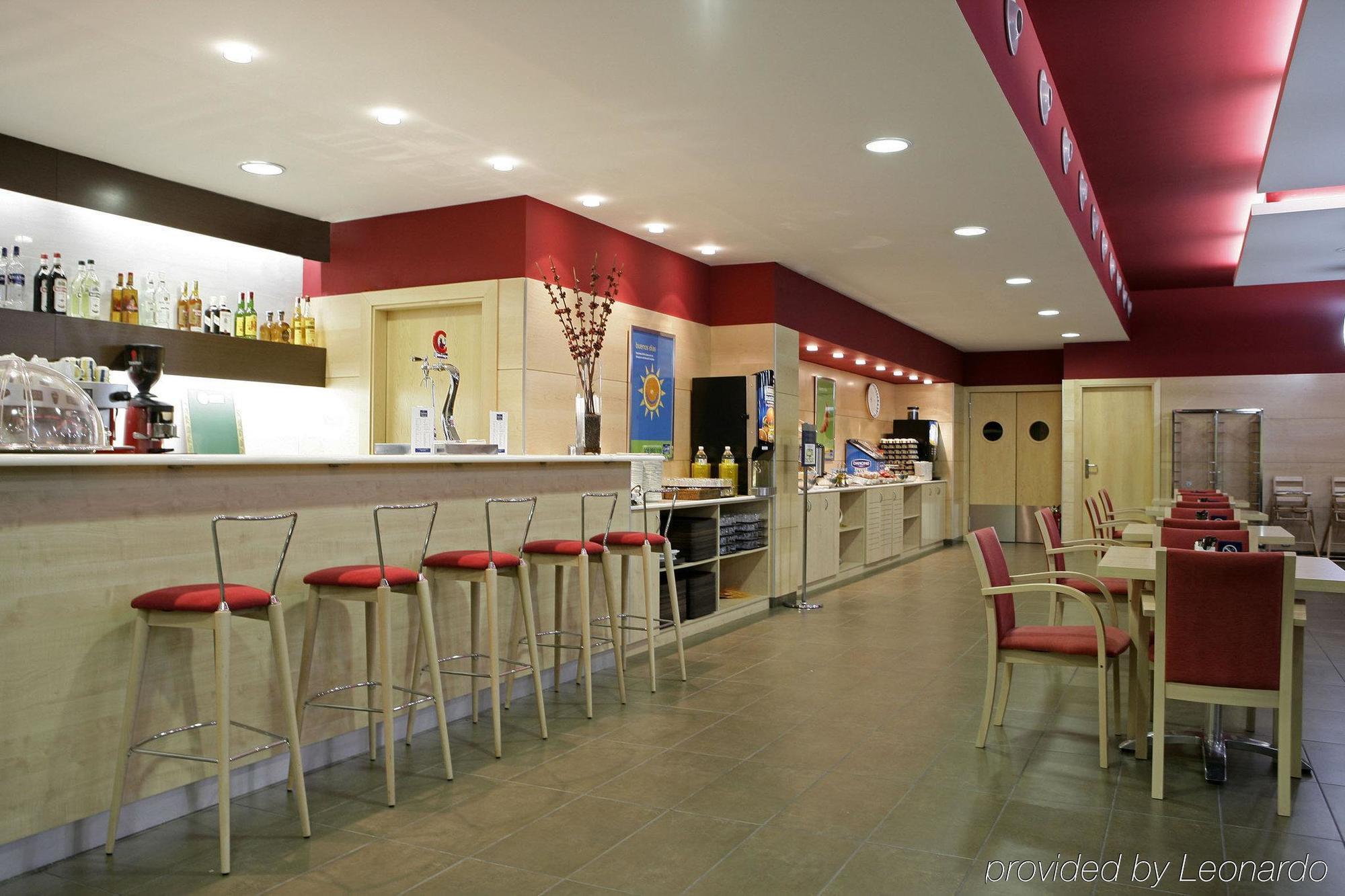B&B Hotel Madrid Aeropuerto T1 T2 T3 Restoran gambar